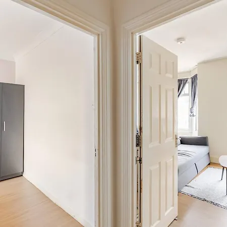 London 2 Bed Sleeps 5 To 6 Netflix Family Friendly