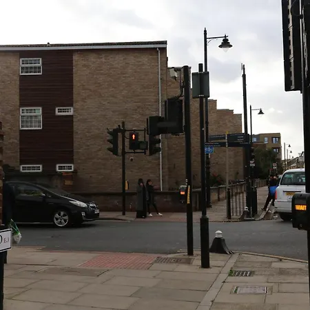 The Entire 4 Bedroom House Near Victoria Park And In Bow E3