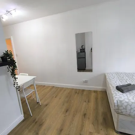 Guest house 4 Pers Style South Wimledon Tube Station London