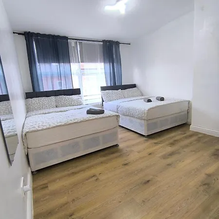 4 Pers Style South Wimledon Tube Station London