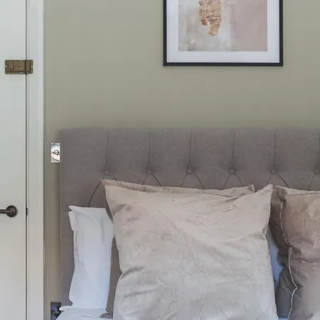 Stunning Available In Luxury House Guest house *