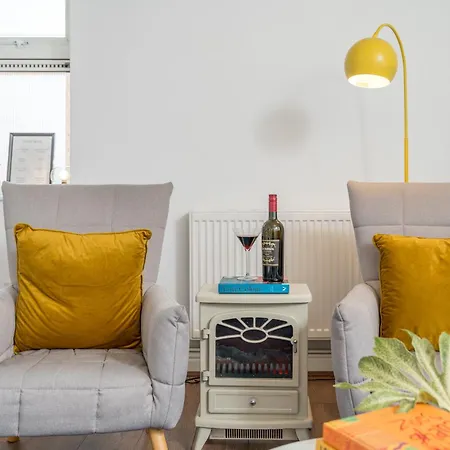 Apartment Stylish 3 Bedrooms 20 Mins To London With Balcony - Open For Long And Families Relocating