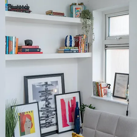 Stylish 3 Bedrooms 20 Mins To London With Balcony - Open For Long And Families Relocating Apartment *