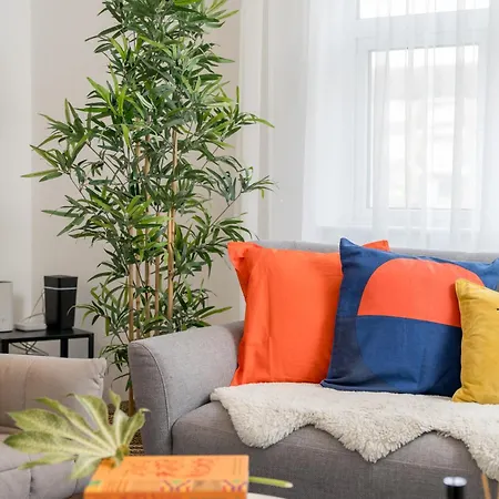 Stylish 3 Bedrooms 20 Mins To London With Balcony - Open For Long And Families Relocating Apartment Woodford