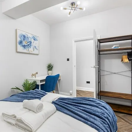 Modern 2 Bed In Bow With Garden London