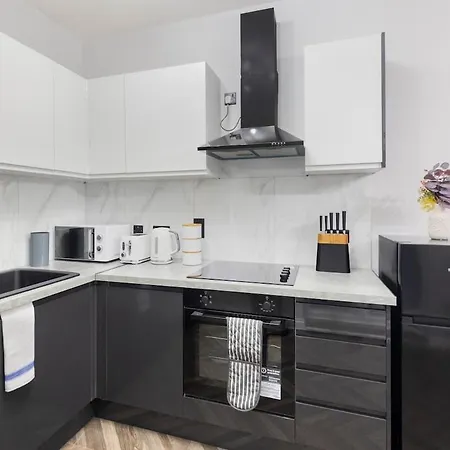 Modern 2 Bed In Bow With Garden Apartment *