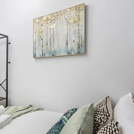 Modern 2 Bed In Bow With Garden London