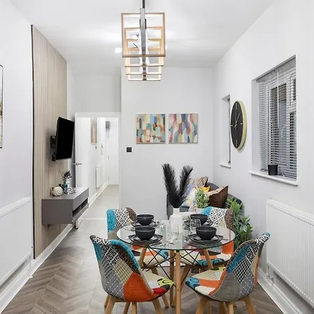 Modern 2 Bed In Bow With Garden Apartment *