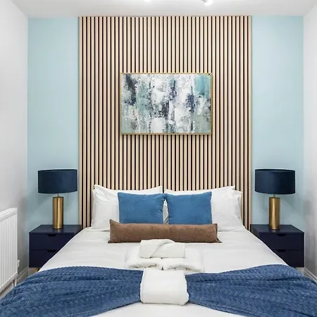 Modern 2 Bed In Bow With Garden *