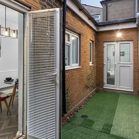 Modern 2 Bed In Bow With Garden London