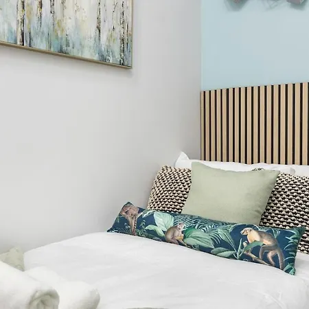 Modern 2 Bed In Bow With Garden Apartment