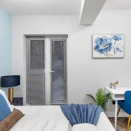 Modern 2 Bed In Bow With Garden London