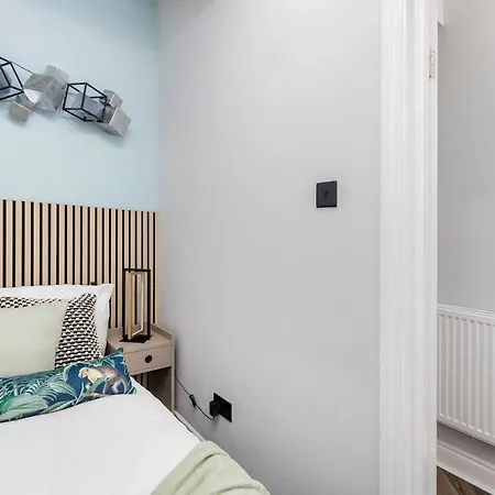 Apartment Modern 2 Bed In Bow With Garden *