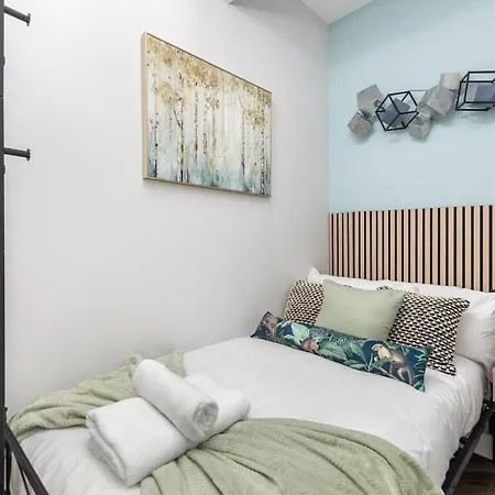 Modern 2 Bed In Bow With Garden London