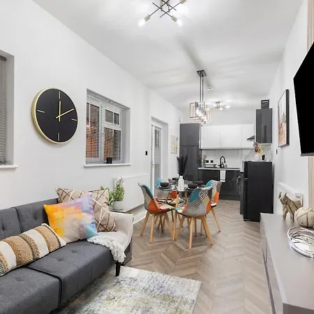 Modern 2 Bed In Bow With Garden London