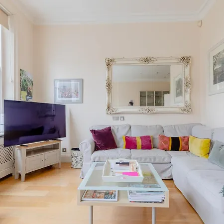 Incredibly Located 1bd Flat Earl's Court Apartment London