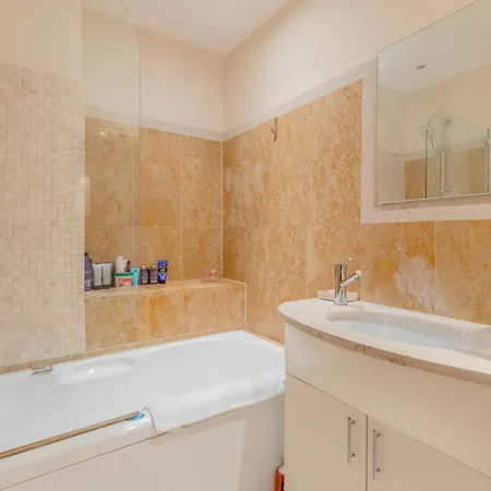 Incredibly Located 1bd Flat Earl's Court *