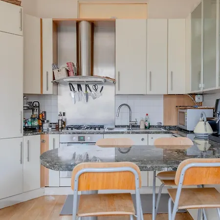Incredibly Located 1bd Flat Earl's Court London