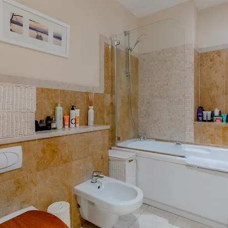 Incredibly Located 1bd Flat Earl's Court Apartment London