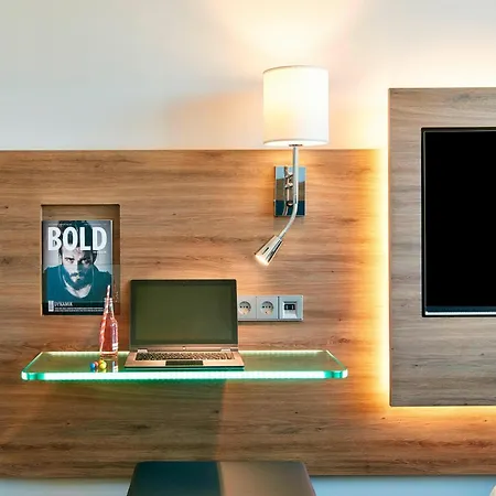 Hotel Moxy London Heathrow Airport 4*