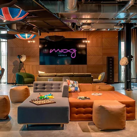 Moxy London Heathrow Airport 4*