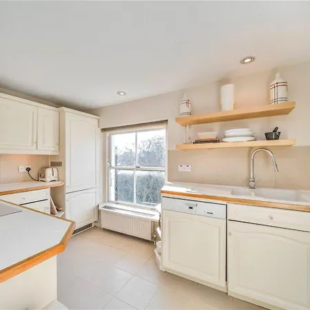 Prime Notting Hill, Luxurious 2 Beds, Roof Terrace Apartment *