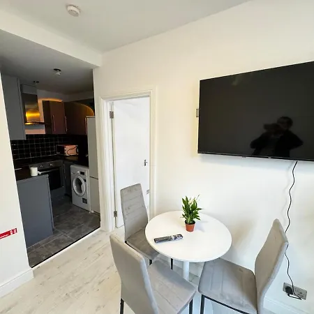 One Bedroom Flat Victoria * London