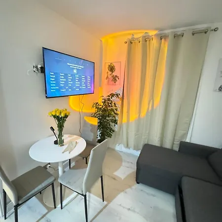One Bedroom Flat Victoria * London