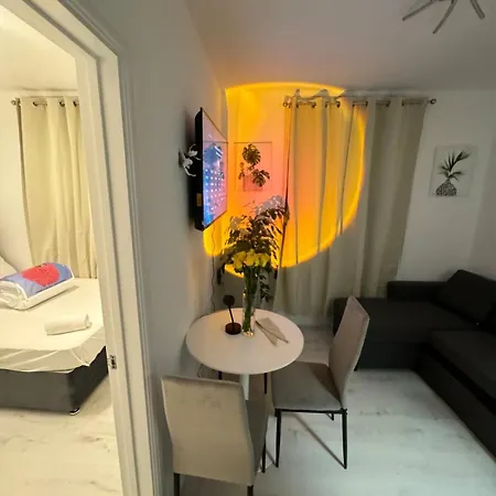 One Bedroom Flat Victoria *