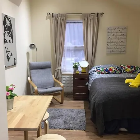 High Road Aparthotel *