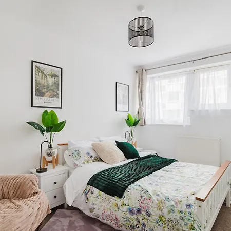 3 Bed Contractors Broadway Market 6 People Parking Apartment *