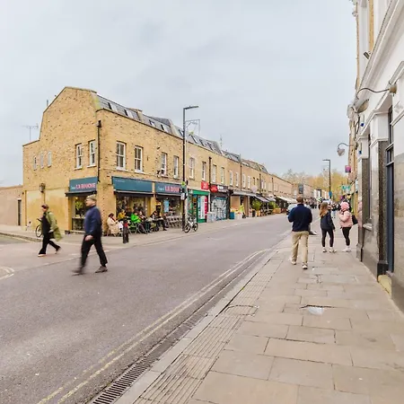 3 Bed Contractors Broadway Market 6 People Parking Apartment London