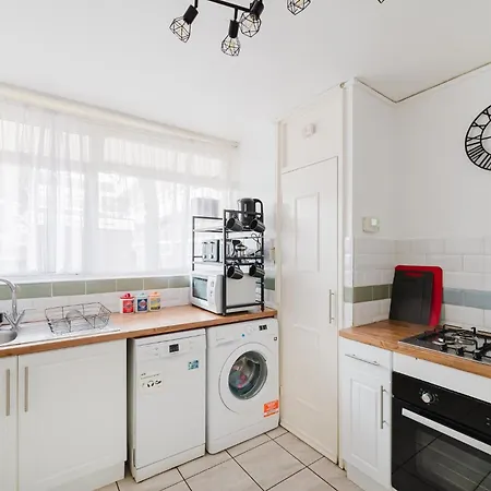 3 Bed Contractors Broadway Market 6 People Parking *