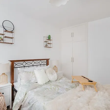 3 Bed Contractors Broadway Market 6 People Parking London