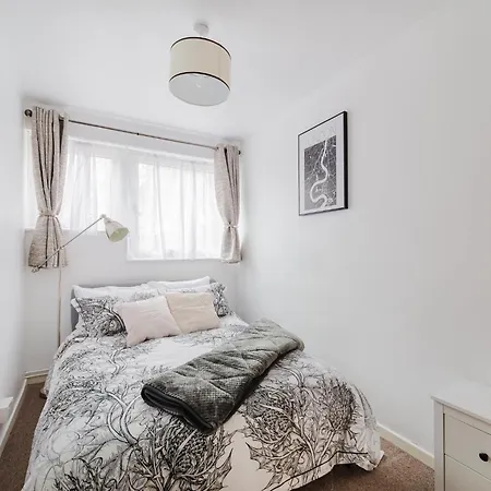 3 Bed Contractors Broadway Market 6 People Parking * London