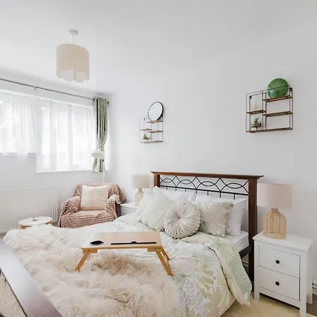 3 Bed Contractors Broadway Market 6 People Parking