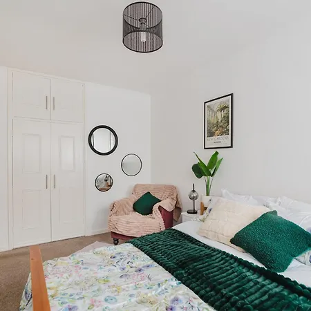 3 Bed Contractors Broadway Market 6 People Parking Apartment
