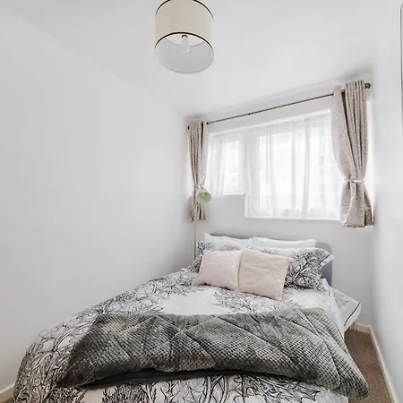 3 Bed Contractors Broadway Market 6 People Parking Apartment London