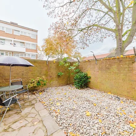 3 Bed Contractors Broadway Market 6 People Parking *