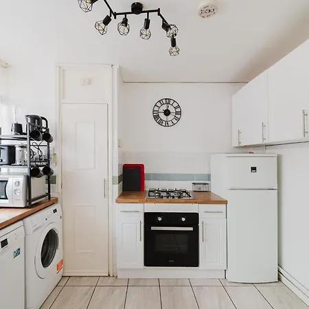 3 Bed Contractors Broadway Market 6 People Parking London