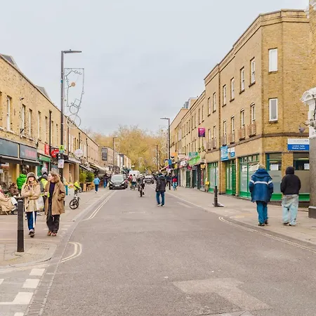 3 Bed Contractors Broadway Market 6 People Parking