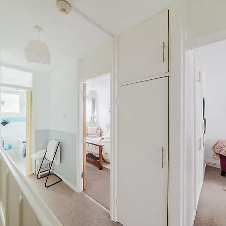Apartment 3 Bed Contractors Broadway Market 6 People Parking *