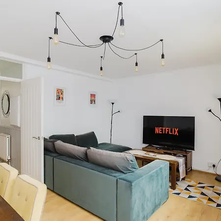 Apartment 3 Bed Contractors Broadway Market 6 People Parking London