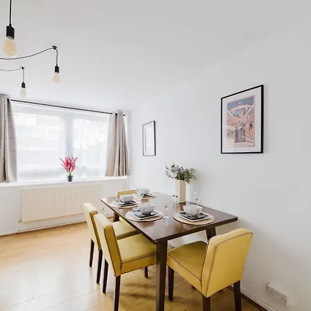 3 Bed Contractors Broadway Market 6 People Parking London