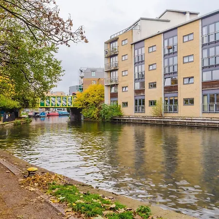 3 Bed Contractors Broadway Market 6 People Parking * London