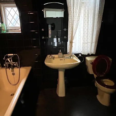 Guest house Double Bedroom Near Heathrow Airport & London Hayes (Greater London)