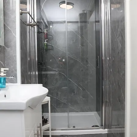 The Entire 4 Bedroom House Near Victoria Park And In Bow E3