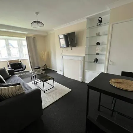 Walthamstow - - Sleeps 3 - Streetparking Apartment *