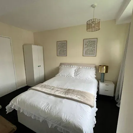 Walthamstow - - Sleeps 3 - Streetparking Apartment *