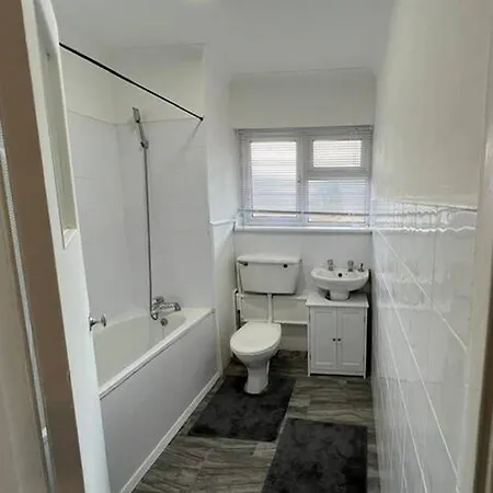 Walthamstow - - Sleeps 3 - Streetparking *